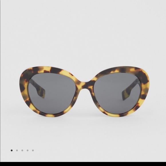 Burberry sunglasses - Picture 1 of 9